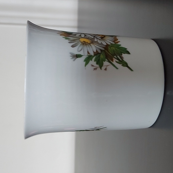 Vintage Rosina Bone China Mug in Daisy Print - Picture 4 of 7